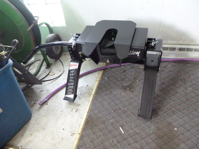 lot 8 image: Valley Pull-Maxx Fifth Wheel Hitch
