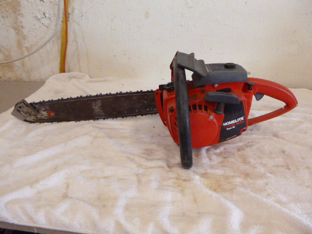 lot 9 image: Homelite Big Red Super XL Chainsaw