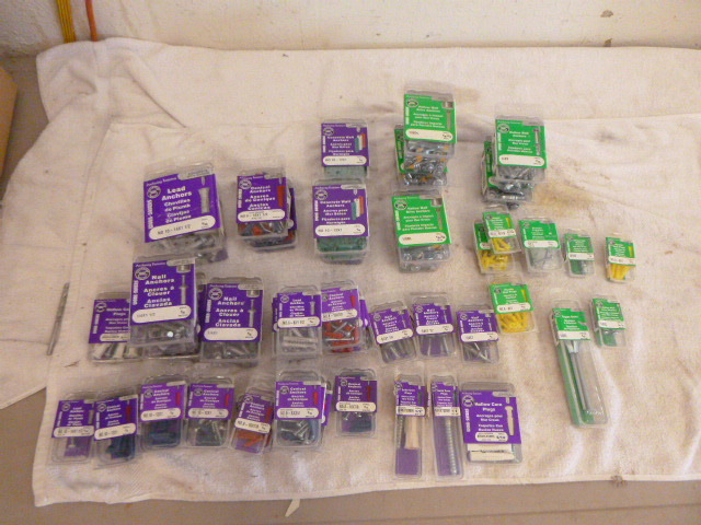 lot 80 image: Lot of Anchors and Wall Plugs