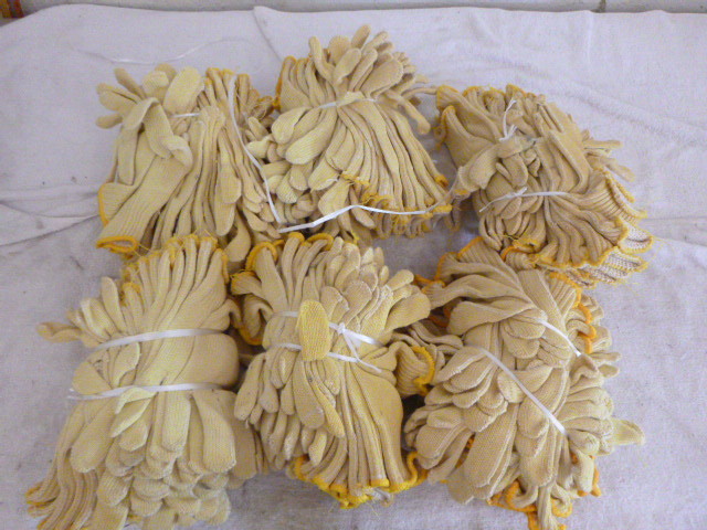 lot 119 image: 12 Dozen of Work Gloves