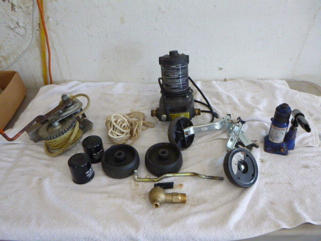 lot 137 image: Garage Items