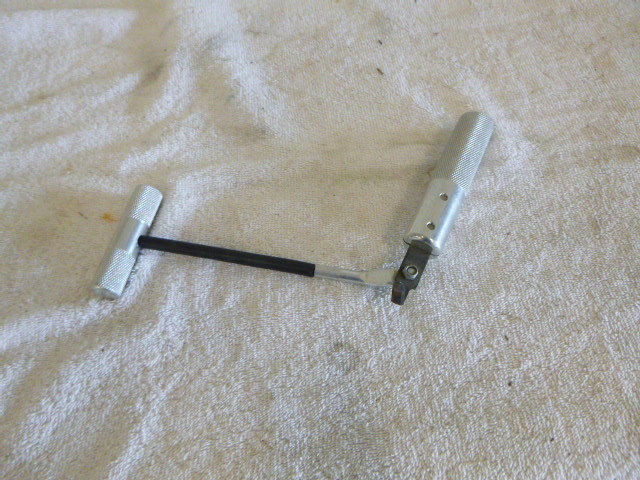 lot 188 image: Windshield Removal Tool