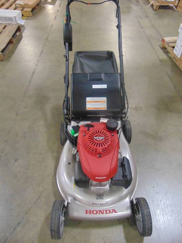 lot 2 image: Honda 21 in. Steel Deck Electric Start Gas Self Propelled Mower with Clip Director HRR216K9VLA