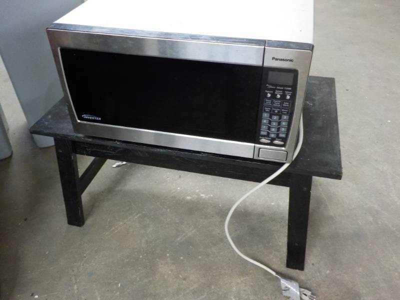lot 18 image: Panasonic 1250 Watts Microwave and ...