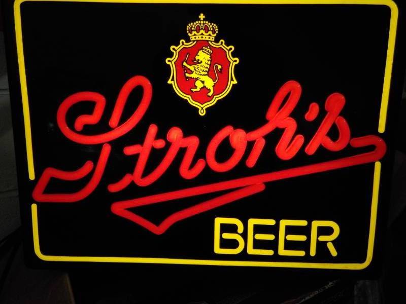 lot 33 image: Lighted Strohs Beer Sign works 21...
