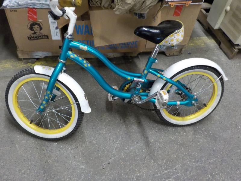 lot 38 image: Girls Bike...