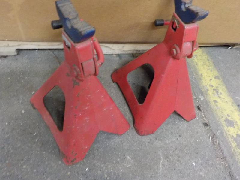 lot 80 image: 6 Ton Jack Stands...