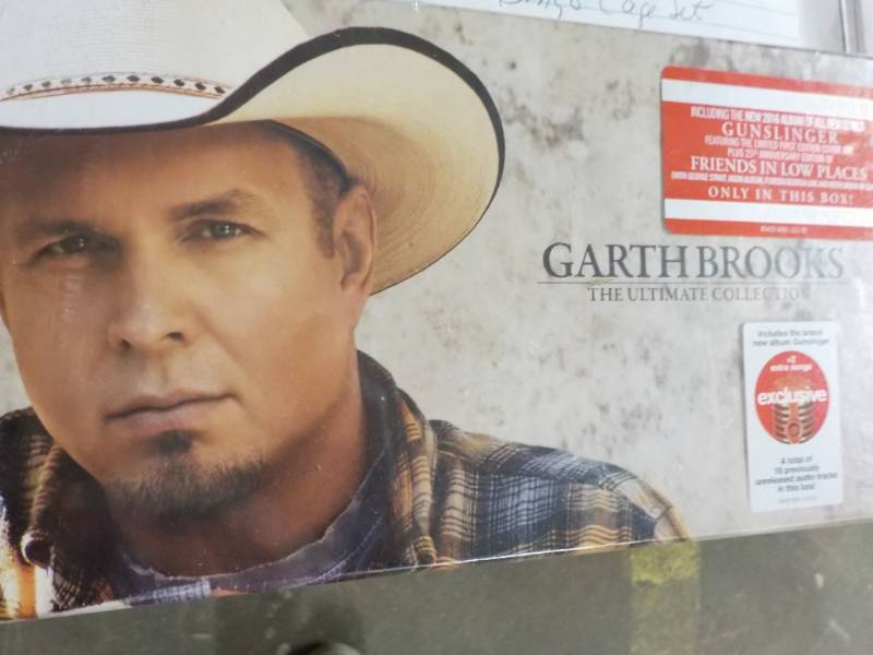 lot 117 image: Garth Brooks the Ultimate Collectio...