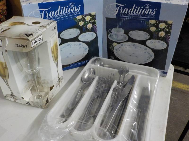 lot 143 image: 2 - 5 piece place settings Traditio...