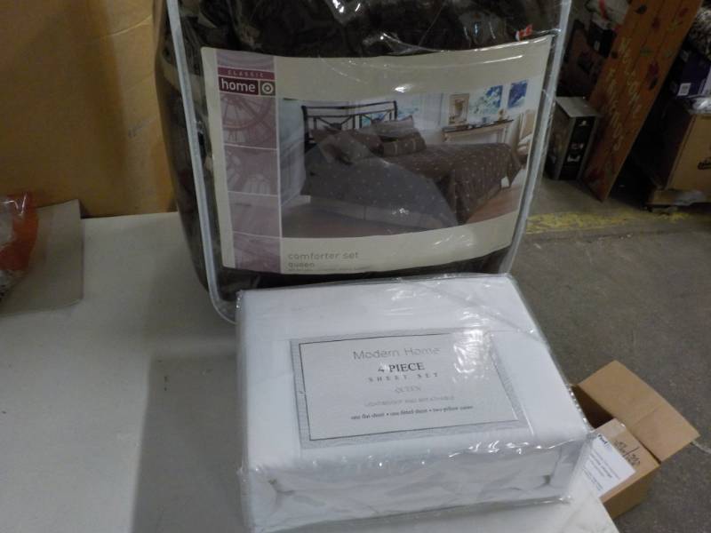 lot 179 image: 4 pc Queen Comforter Set and 4 Pc S...