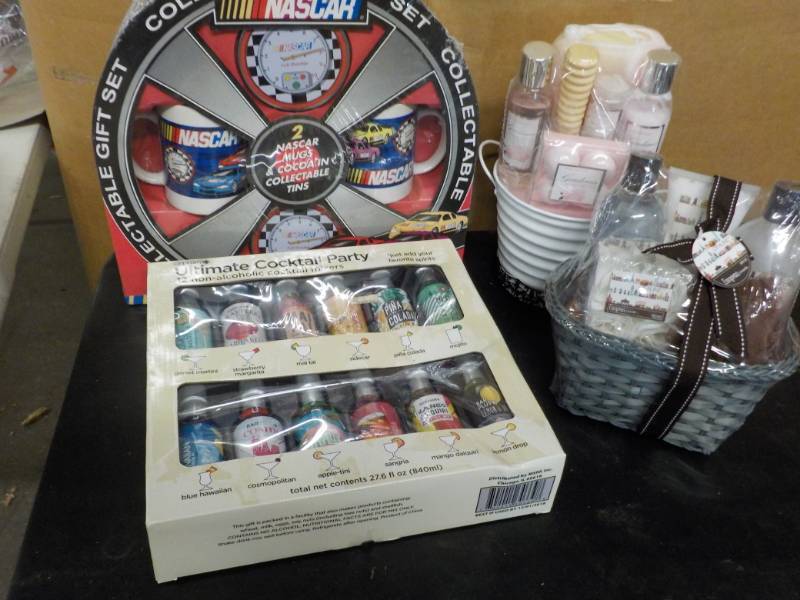 lot 180 image: Nascar Gift Set, Cocktail Party Gif...