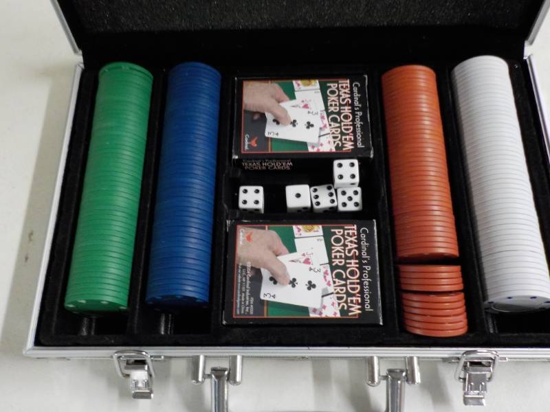 lot 183 image: Texas Holdem Kit in case...