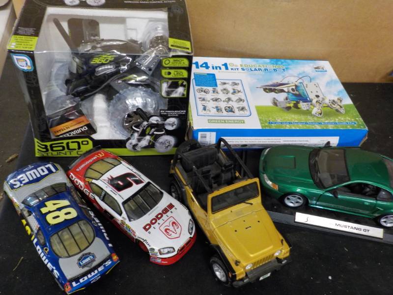 lot 190 image: 360 Degree Stunt Car, 14 in 1 Robot...