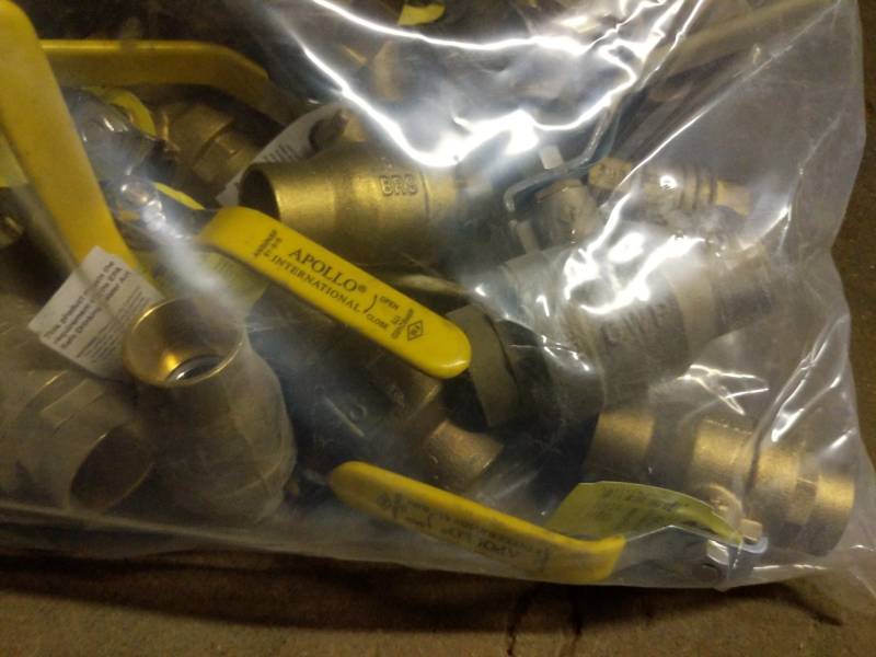 lot 452 image: Brass Shutoff Valve Fittings