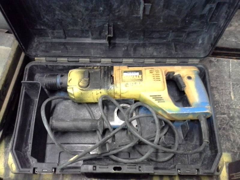 lot 200 image: DeWalt DW567 1in. SDS Rotary Hammer Steel Drilling, Case