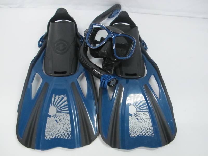 lot 4 image: U.S Divers Adult Snorkel Set, Blue