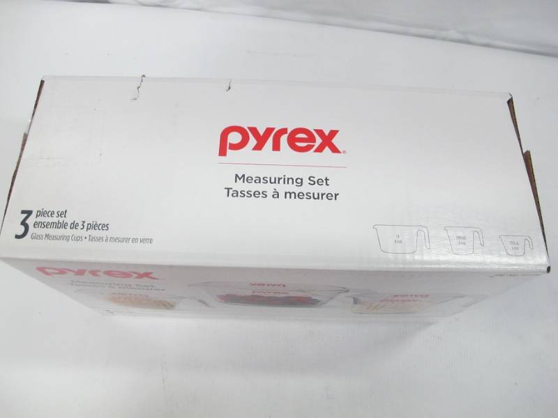 lot 23 image: Pyrex 3 Piece Glass Measuring Cup Set