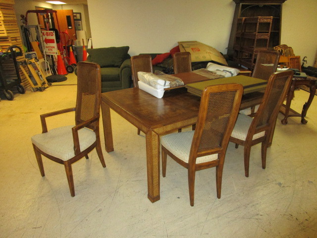 lot 101 image: DINING ROOM TABLE SET
