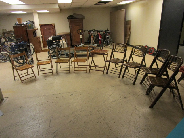 lot 111 image: FOLDING CHAIRS AND TV TRAY