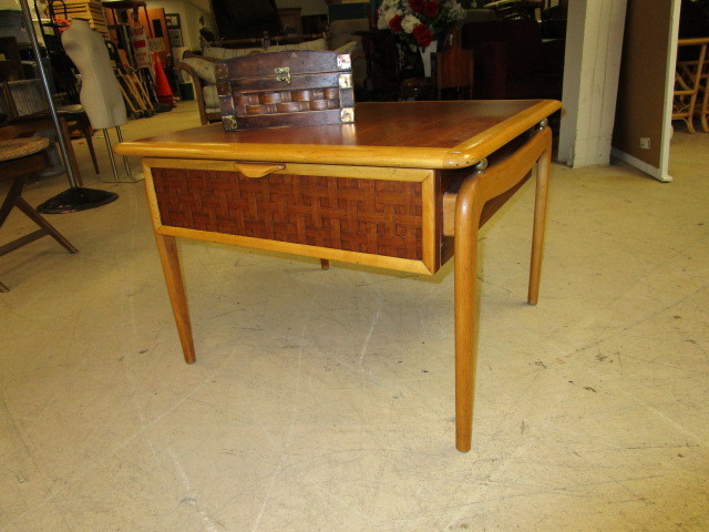 lot 134 image: LANE END TABLE WITH KEEPSAKE BOX
