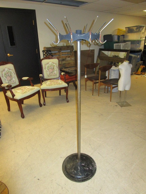 lot 135 image: MID CENTURY METAL COAT RACK