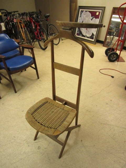 lot 139 image: ICO AND LUISA FRATELLI REGUITTI MID CENTURY BUTLERS CHAIR
