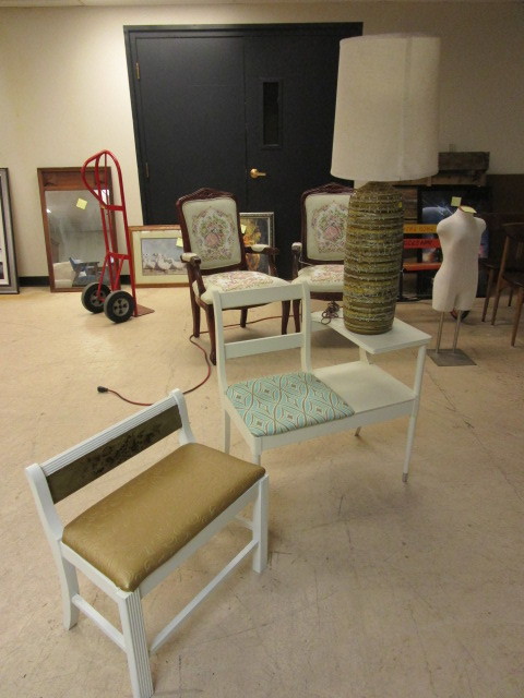 lot 140 image: COMBINATION CHAIR WITH TABLE, CHILDRENS BENCH AND MID CENTURY LAMP