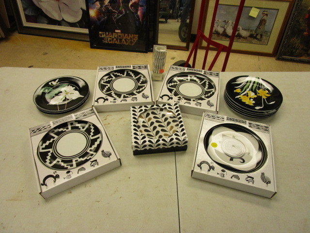 lot 148 image: DISHWARE AND NAPKIN RINGS