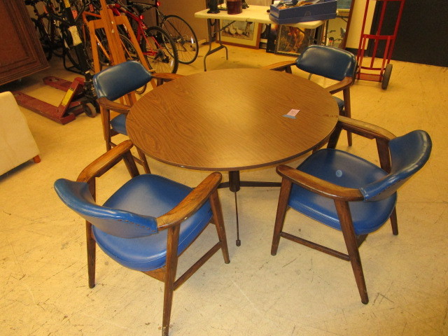 lot 143 image: MID CENTURY GUNLOCKE CHAIRS WITH TABLE