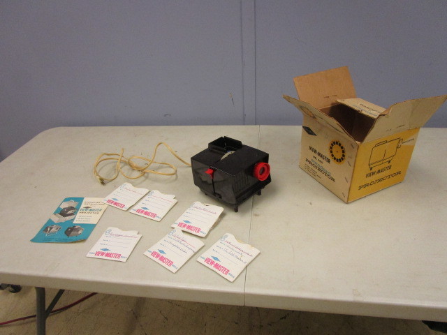 lot 166 image: SAWYERS VIEW-MASTER PROJECTOR WITH REELS