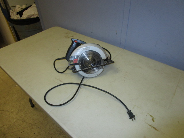 lot 169 image: SKILSAW 7 14 CIRCULAR SAW WITH SAW BLADES