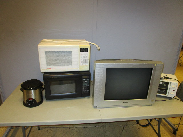 lot 192 image: MICROWAVES, TV, FRYER AND TOASTER OVEN