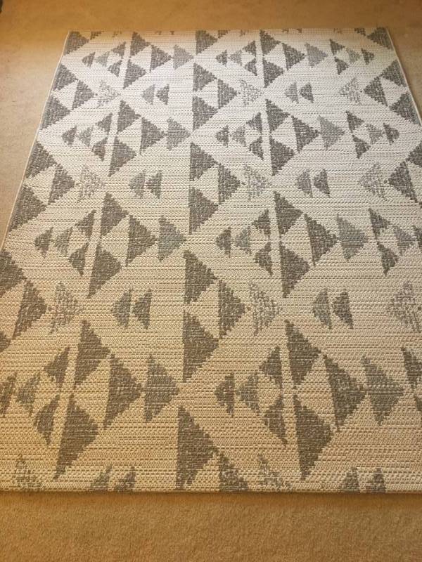 lot 6 image: Modern Area Rug