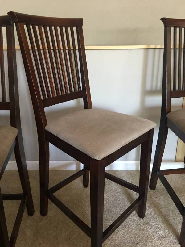lot 2 image: 3 Bar Stools