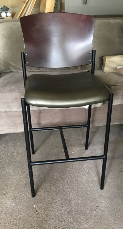 lot 19 image: Bar Stools