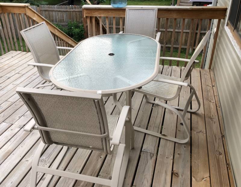 lot 8 image: Patio Table and chairs