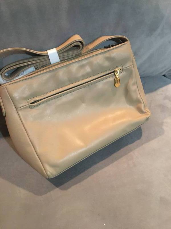lot 37 image: Stone Mountain Purse
