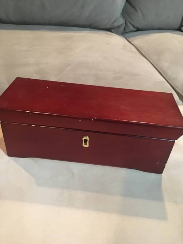 lot 14 image: Jewelry Box