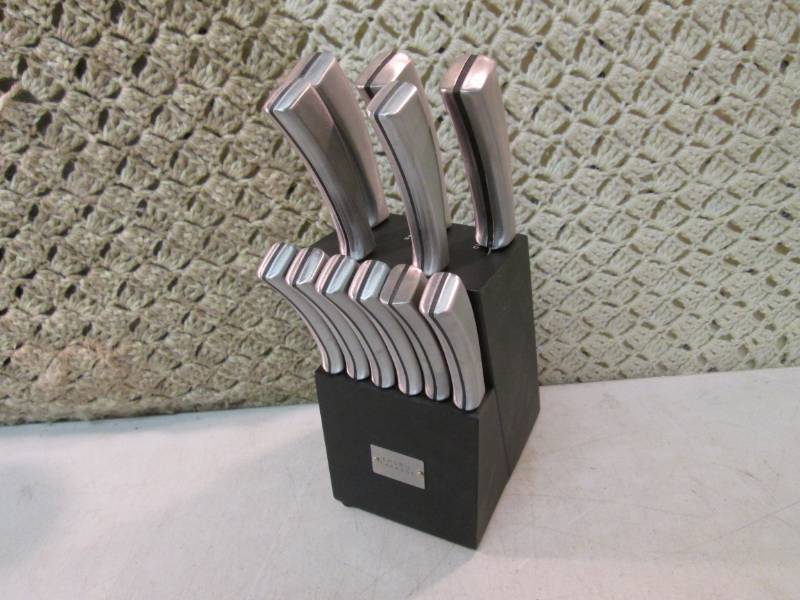 lot 16 image: Emeril Lagasse Kitchen Knife Set wi...