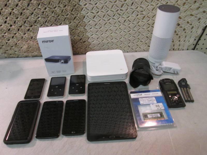lot 29 image: Lot of Misc Electrinics As-Is Unkno...