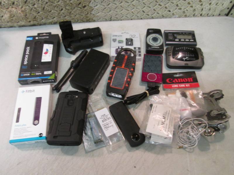 lot 31 image: Lot of Misc Electrinics As-Is Unkno...