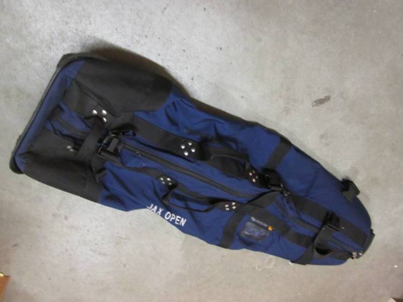 lot 40 image: Golf Club Club Glove Travel Bag w...