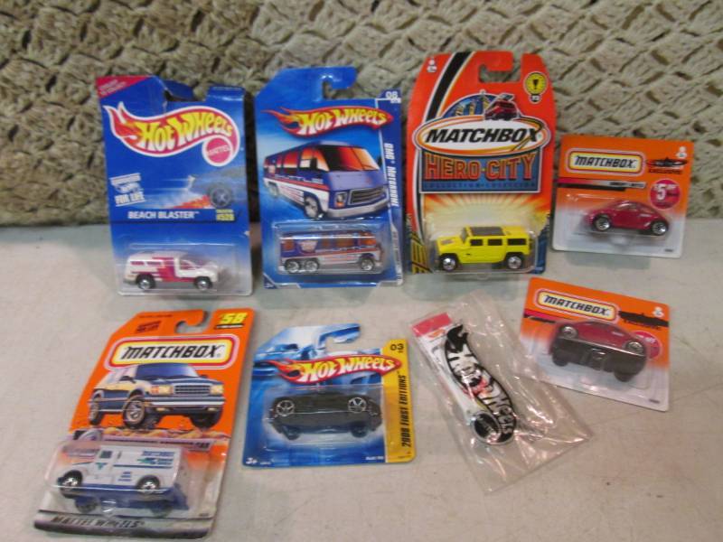 lot 92 image: Lot of Hot Wheels and Matchbox Cars...