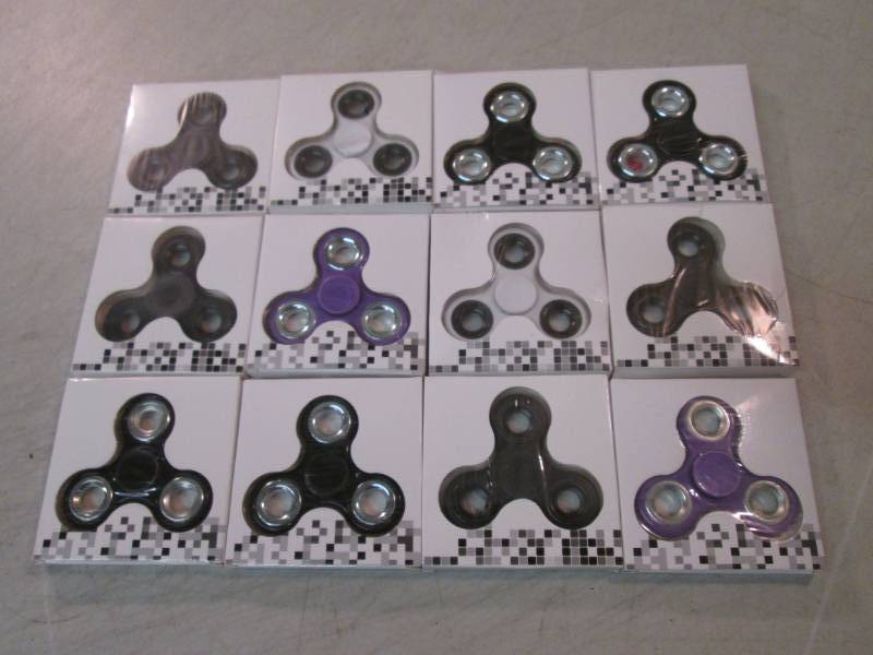 lot 106 image: Lot of 12 Fidget Spinners New  EC1...