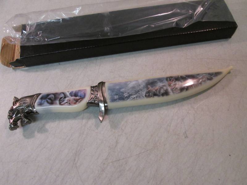 lot 111 image: 12.5 Decorative Wolf Knife with Sc...