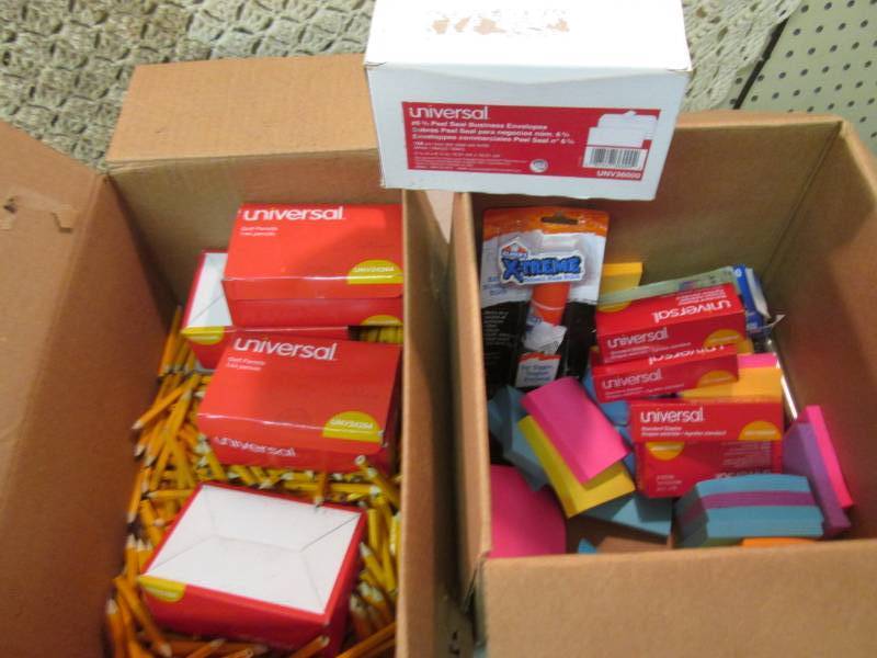 lot 120 image: Lot of Misc Golf Pencils Post-Its S...