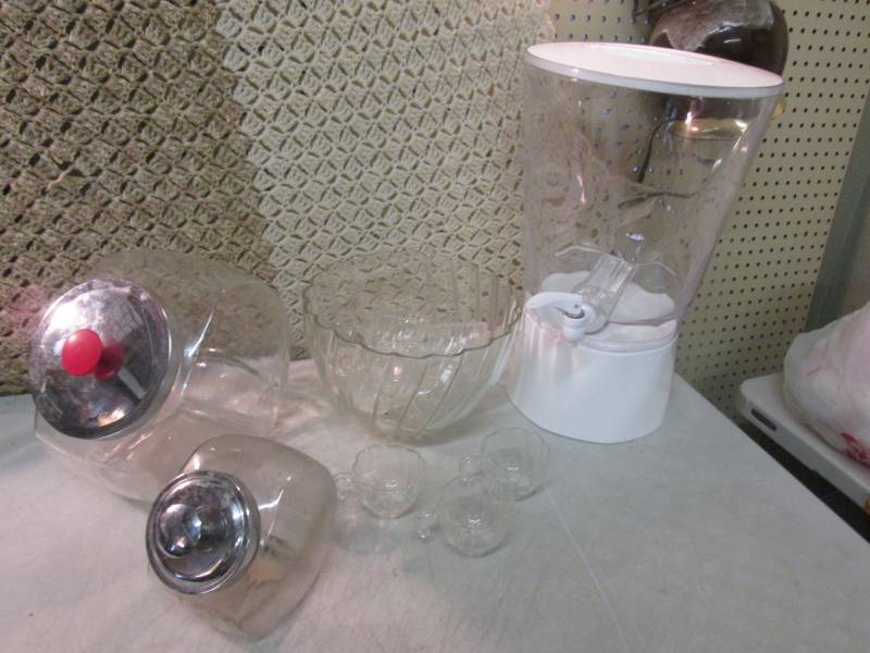 lot 122 image: Lot of Containers and Punch Bowl Se...