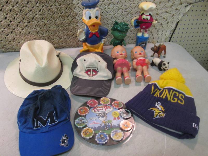 lot 125 image: Lot of Figures and Hats  EW5...