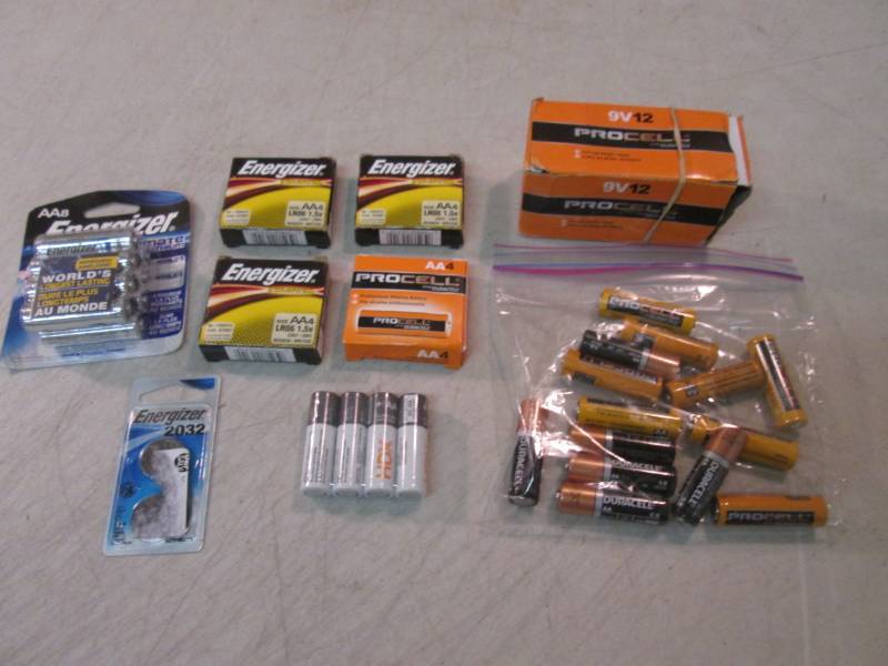 lot 133 image: Lot of Assorted Batteries  EC1...