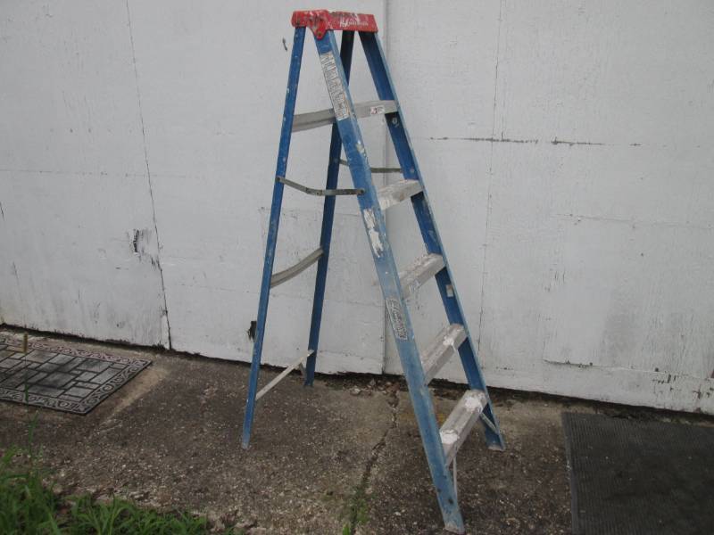 lot 212 image: 6 ft Fiberglass Louisville Ladder  ...